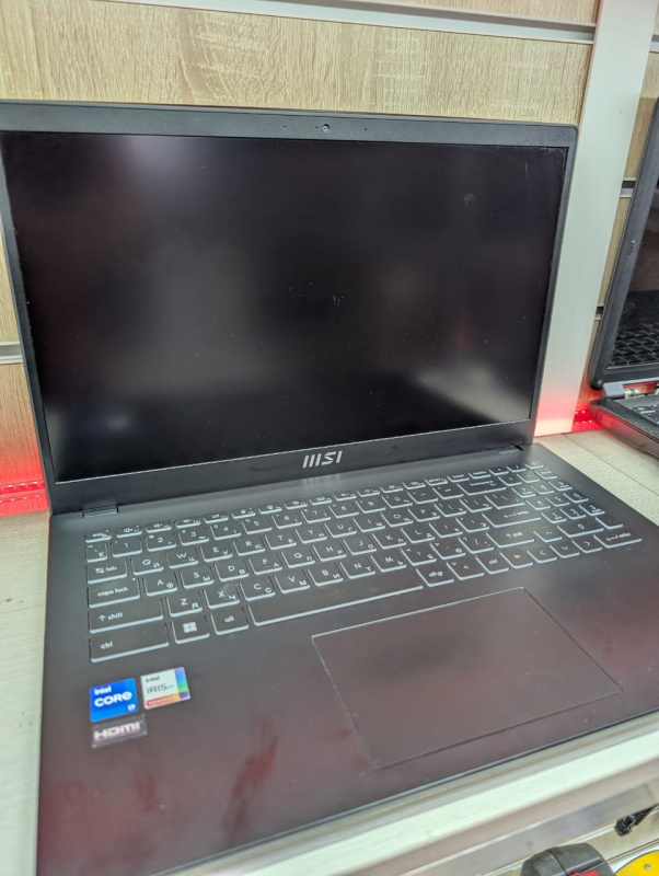 Ноутбук MSI 1