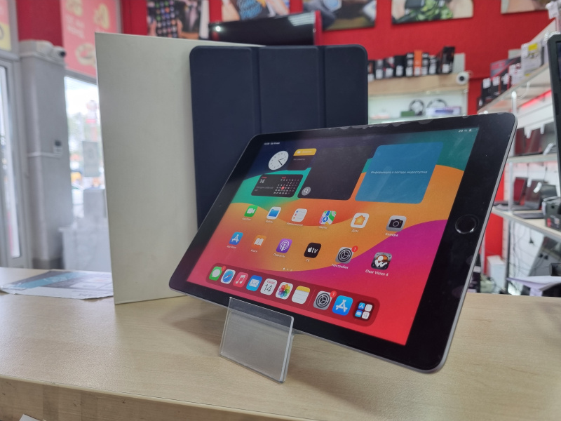 Планшет Apple iPad (6-го поколения) (2018)