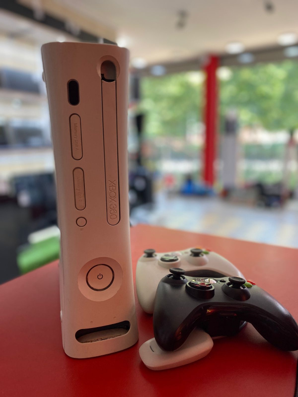 Игровая приставка Xbox 360